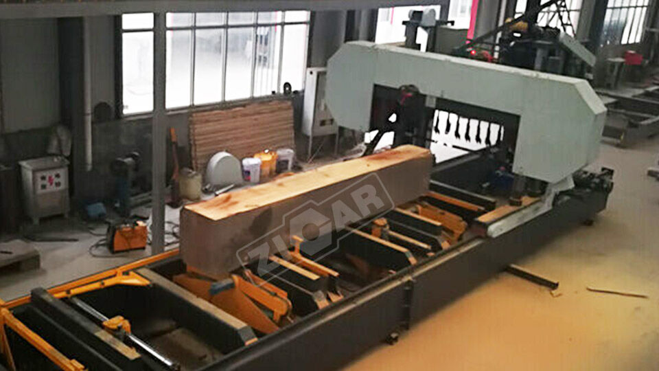 Heavy duty hydraulic band saw