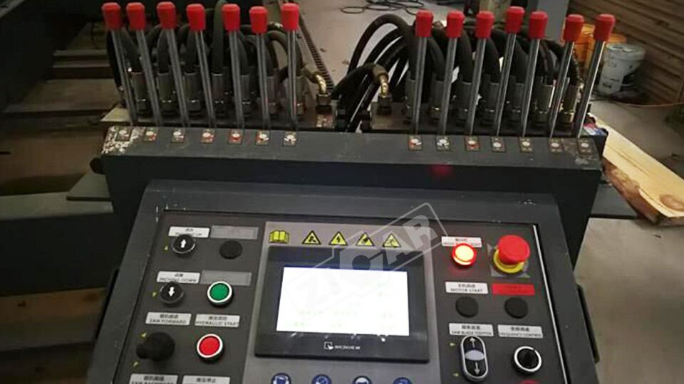 Heavy duty hydraulic band saw