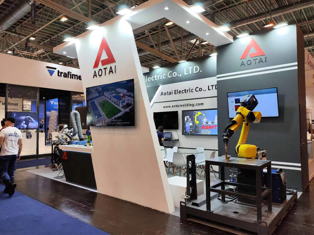 SCHWEISSEN & SCHNEIDEN in Full Swing, Aotai Booth Crowded With People