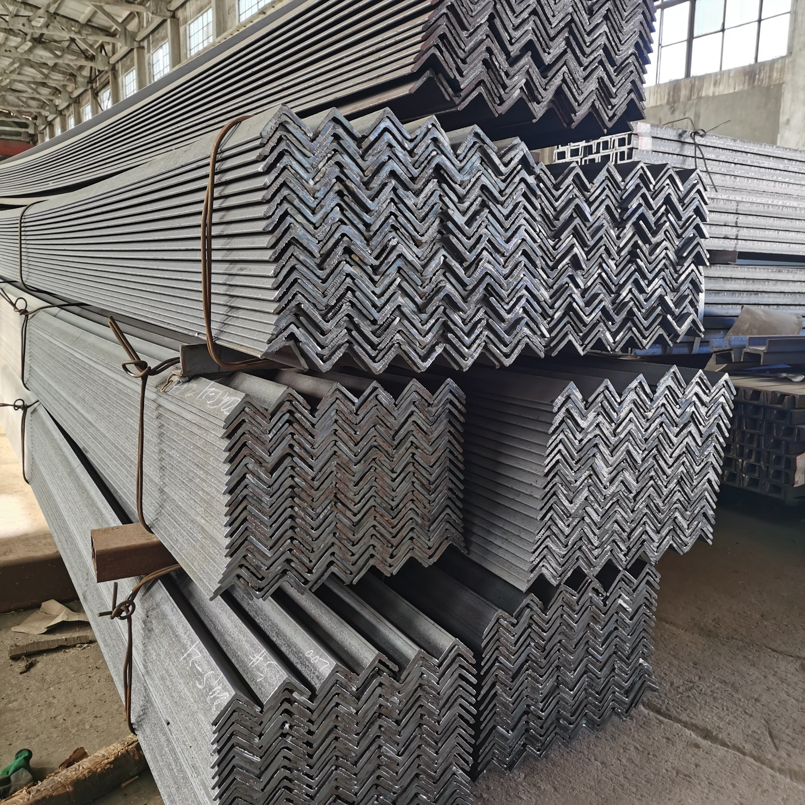  Ss400 Carbon Steel Angle bar Galvanized A516 A514 A572 A588 A285 Iron Slotted Angle Metal