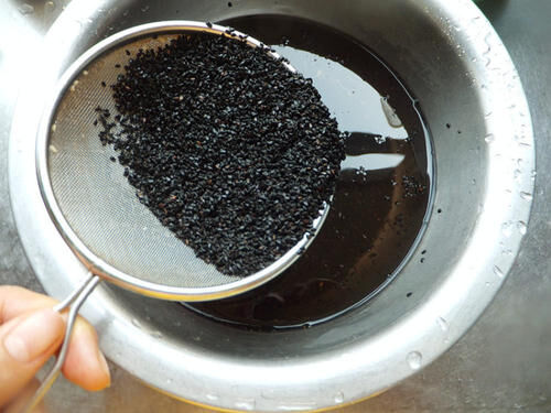 What are the characteristics of black sesame oil and how to distinguish true from false?
