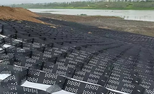 Technical Comparison: Geocell vs. Geogrid in Civil Engineering