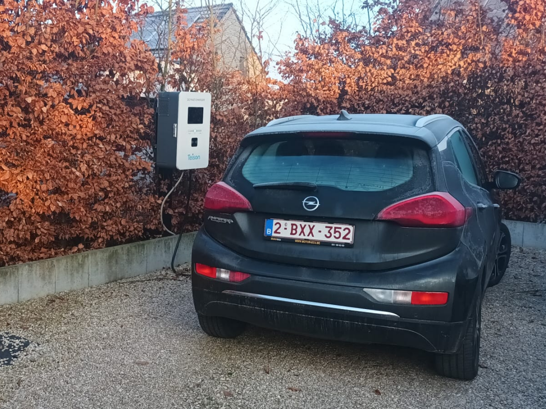 An electric vehicle is parked at a Teison 30kW DC fast charging station, quietly replenishing its EVs in Belgium.