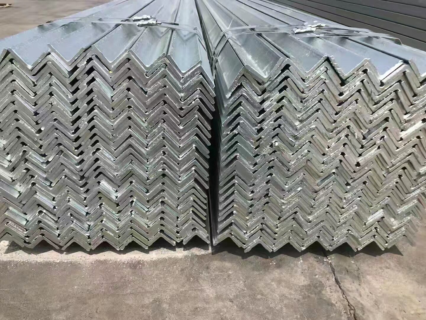 Mild Carbon Galvanized Angle Steel ASTM En S235jr S275jr S355jr A572 Gr. 50 Equal Angel Steel