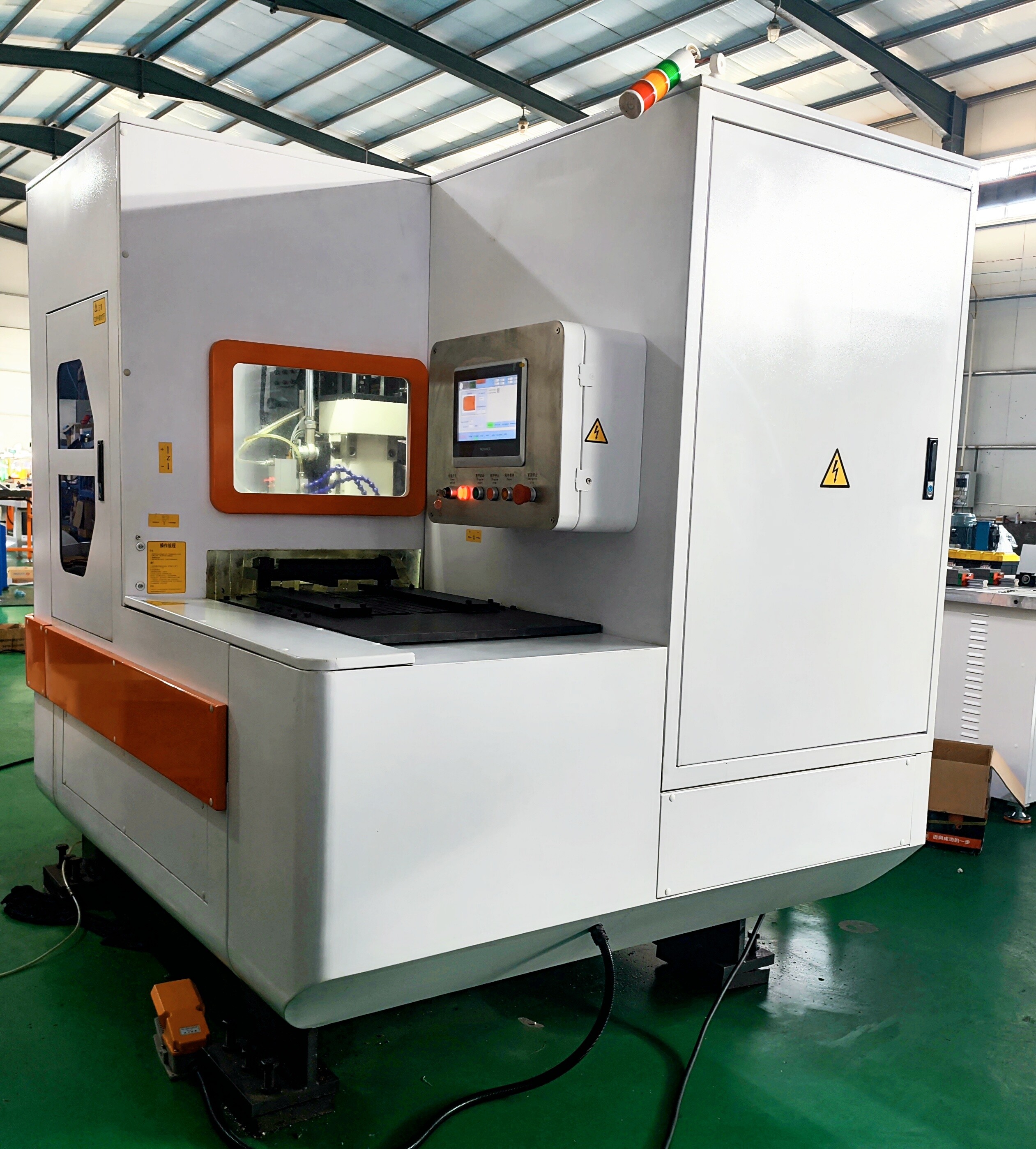 Центр обработки шинной дугой (станок для снятия фаски) EMAC-XT