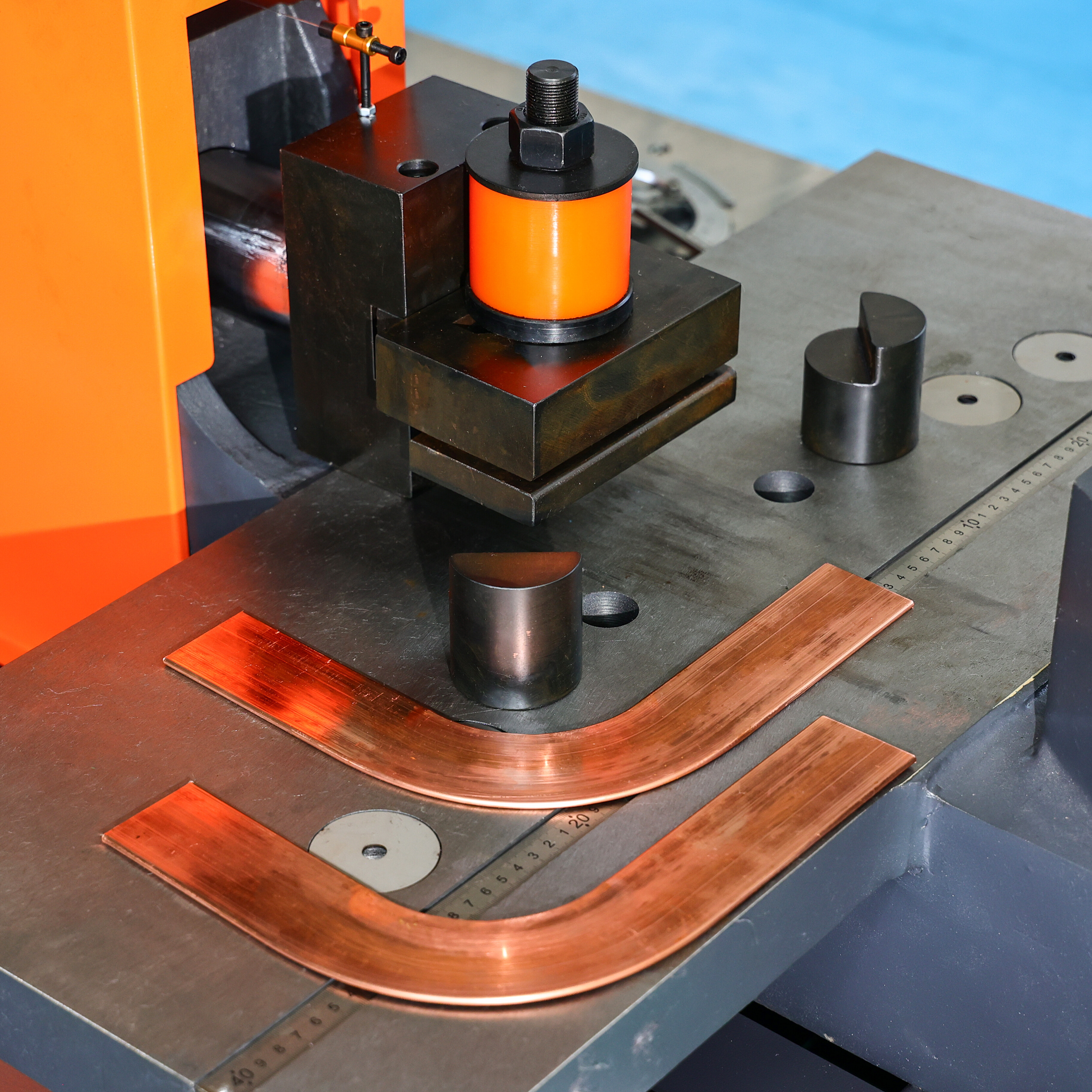 Máquina de procesamiento de barras colectoras estándar 3 en 1 BPM-303CNC-6S/8S