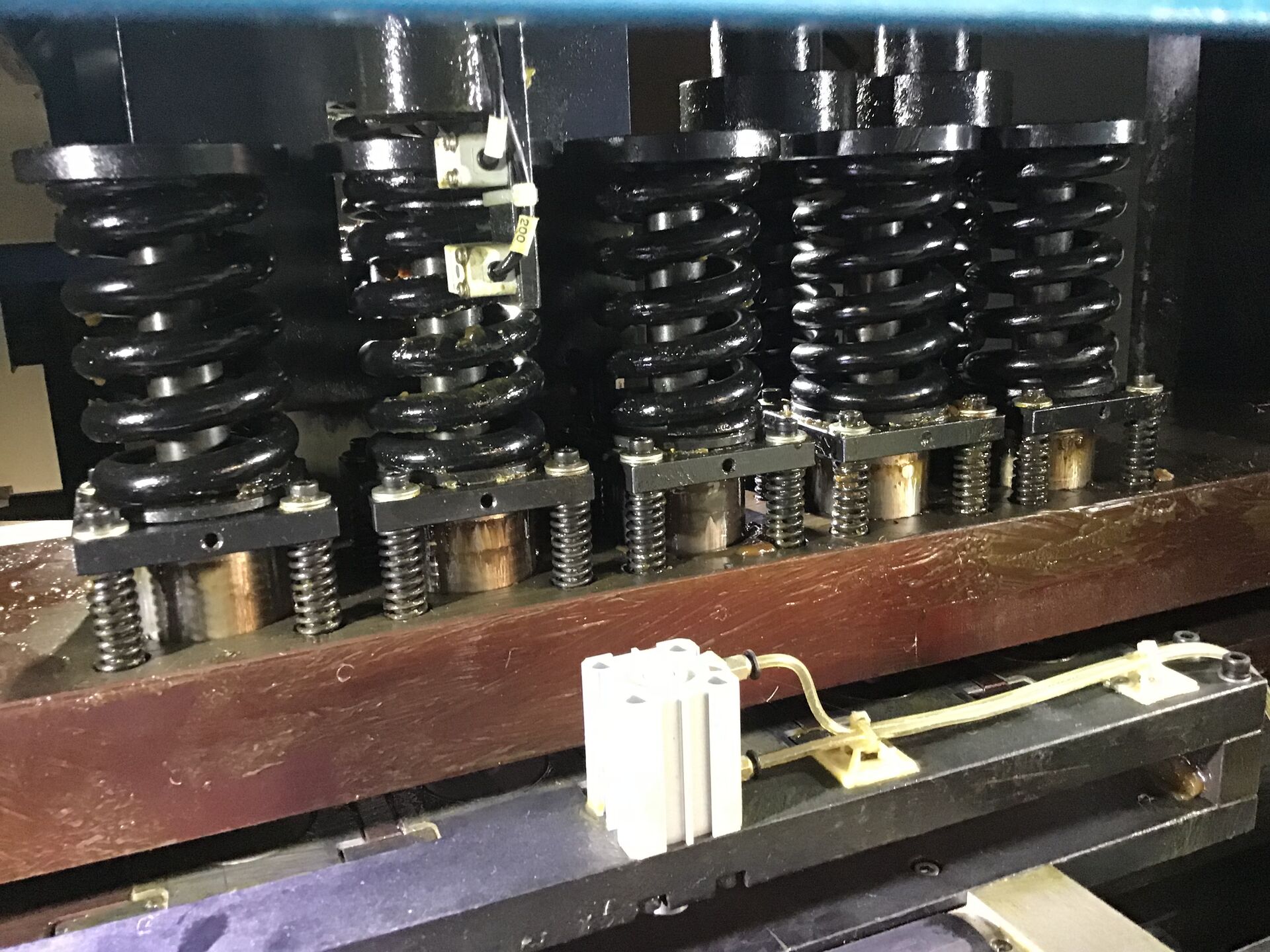 Centro inteligente de procesamiento de barras colectoras para conductos eléctricos (EMAC-BDM-S/M/H)