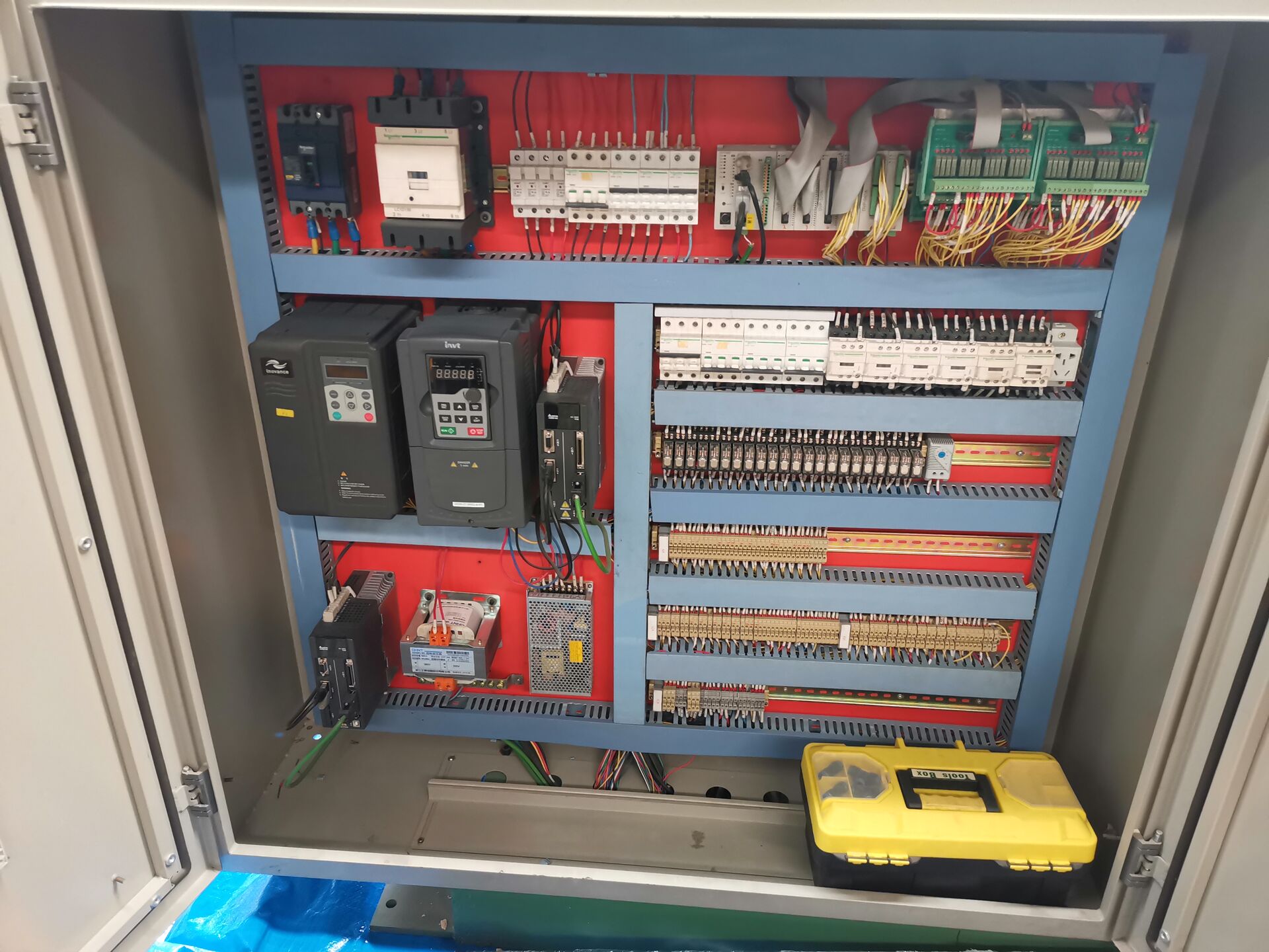 Centro inteligente de procesamiento de barras colectoras para conductos eléctricos (EMAC-BDM-S/M/H)