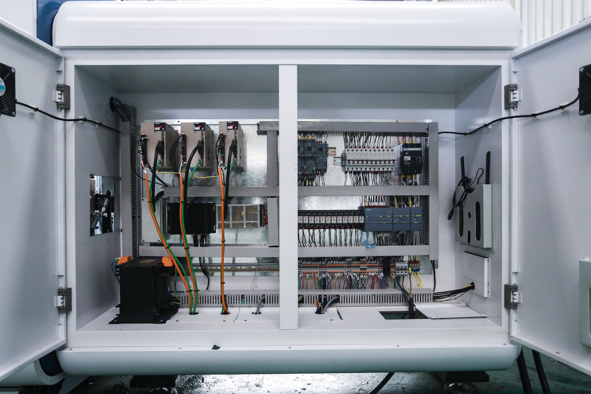 Máquina punzadora y cizalladora inteligente de barras colectoras 3D (EMAC-BP-80)