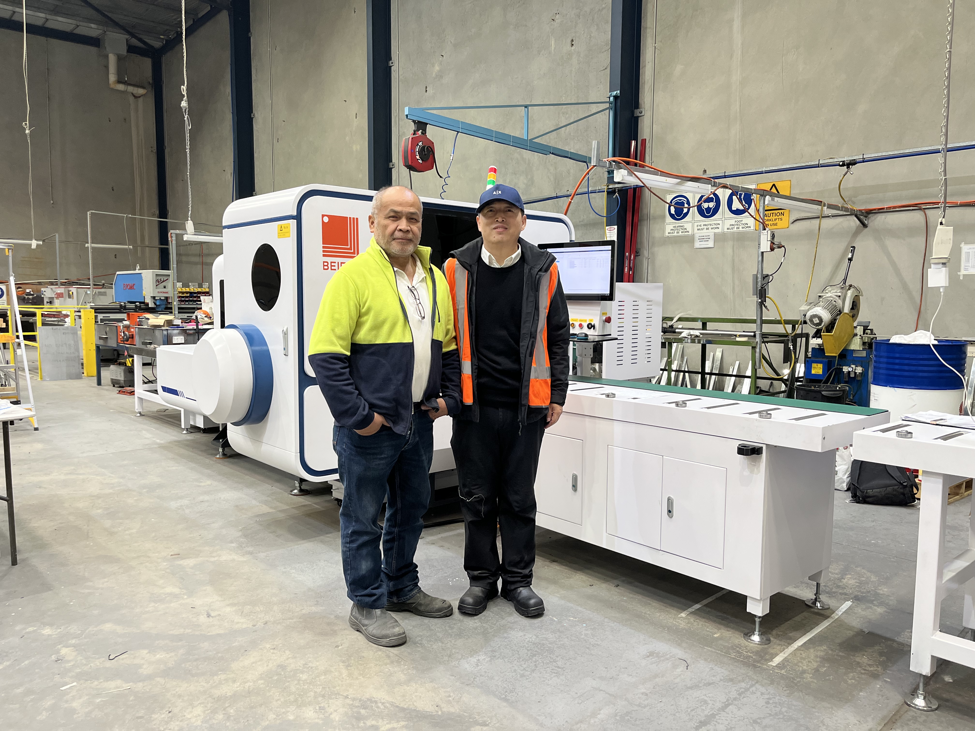 La máquina punzonadora y cizalladora de barras colectoras 3D inteligente EMAC-BP de BEIENE se instaló y funciona con éxito en la fábrica de un cliente australiano
