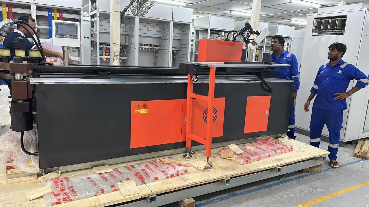La máquina de barras colectoras CNC 3 en 1 BPM-303CNC-8S personalizada para los clientes se instaló y funciona con éxito en la fábrica del cliente de los Emiratos Árabes Unidos
