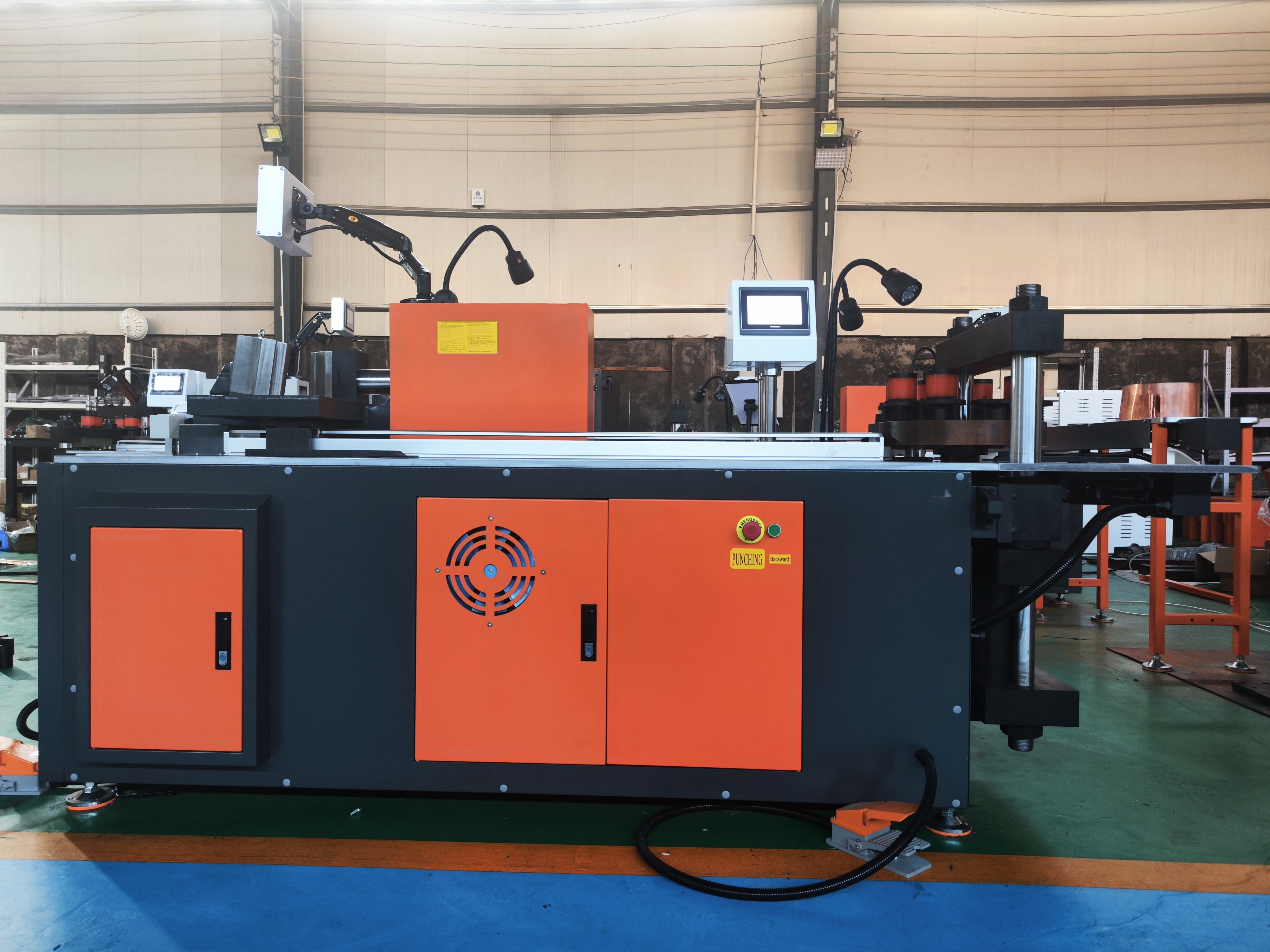 La máquina de barras colectoras CNC 3 en 1 BPM-303CNC-8S se envió a Rusia