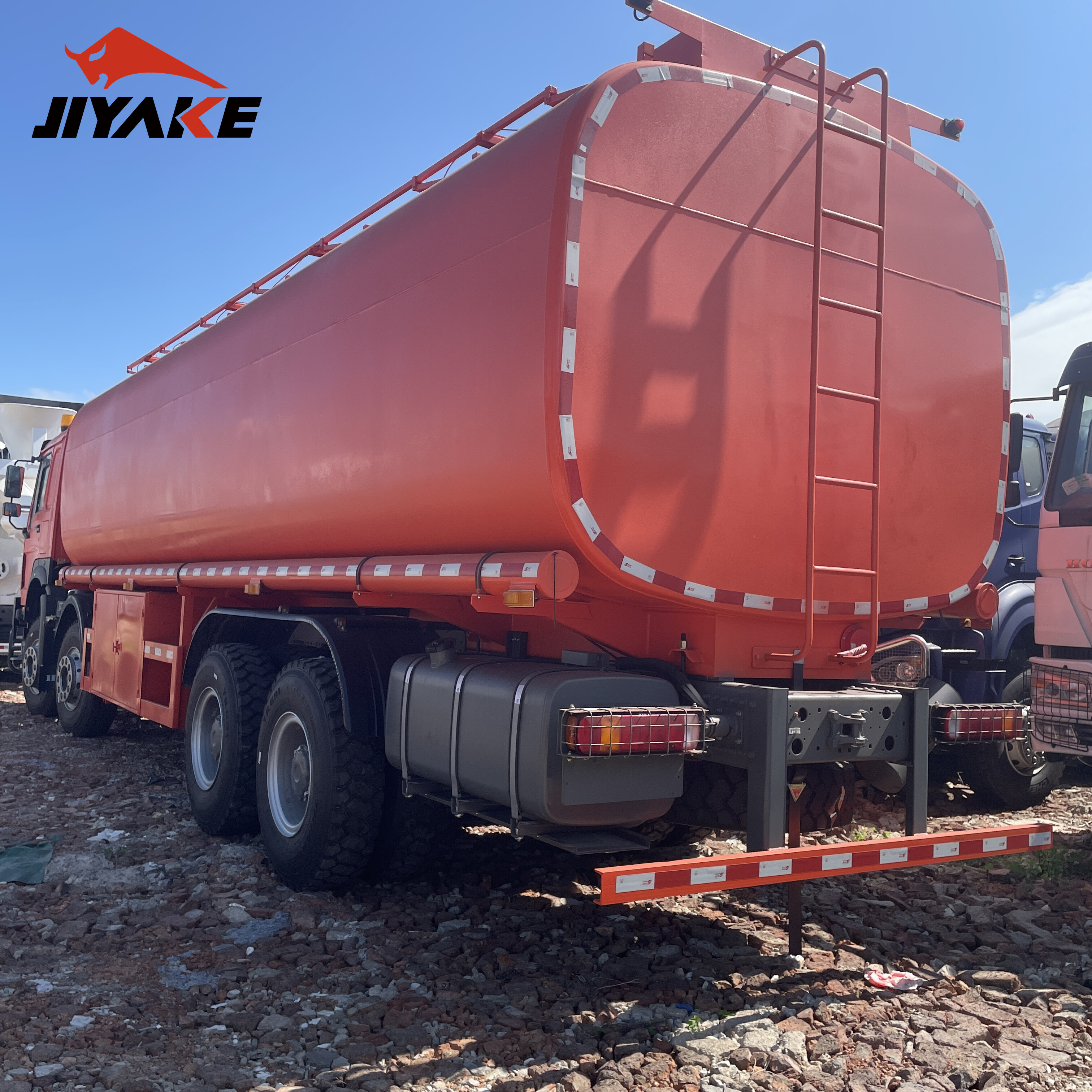 Sinotruk HOWO Tanker Oil Tank Truck 25000L 20000L Carbon Steel Tanker 6X4/8X4 10 Wheel 12 Wheel Oil Fuel Tanker Fuel Tanker Truck