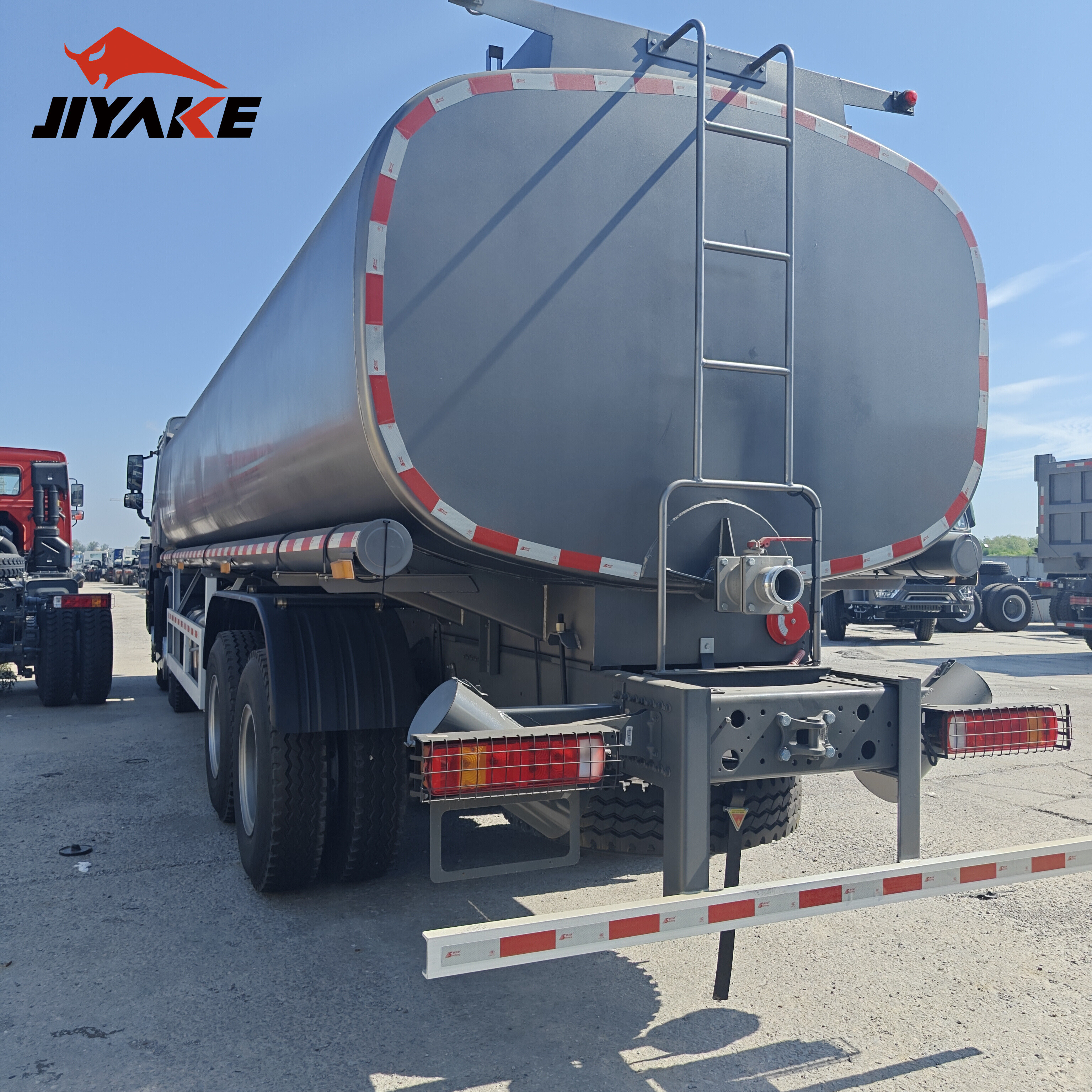 Sinotruk HOWO Tanker Oil Tank Truck 25000L 20000L Carbon Steel Tanker 6X4/8X4 10 Wheel 12 Wheel Oil Fuel Tanker Fuel Tanker Truck