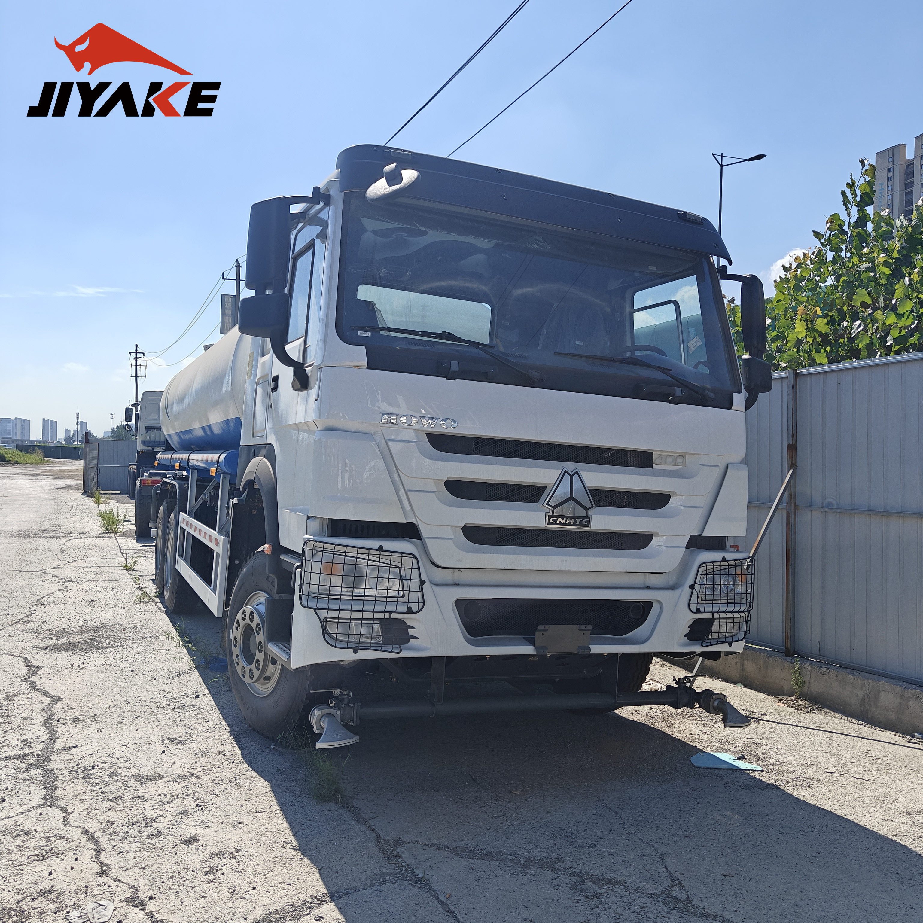 Tank Watering Ledwell Sinotruk HOWO Road Sprinkler Sanitation Vehicle 20000/30000L 6X4 Heavy Duty Tanker Drinking Sprinkler Water Truck Price
