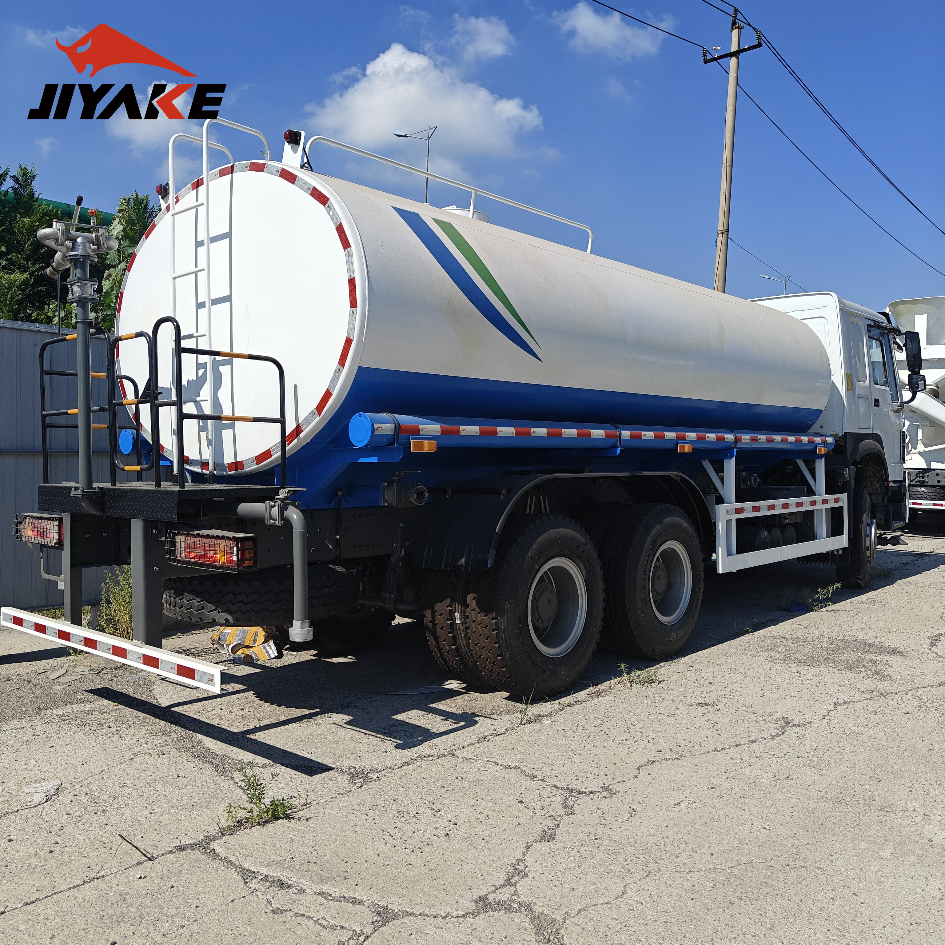 Tank Watering Ledwell Sinotruk HOWO Road Sprinkler Sanitation Vehicle 20000/30000L 6X4 Heavy Duty Tanker Drinking Sprinkler Water Truck Price
