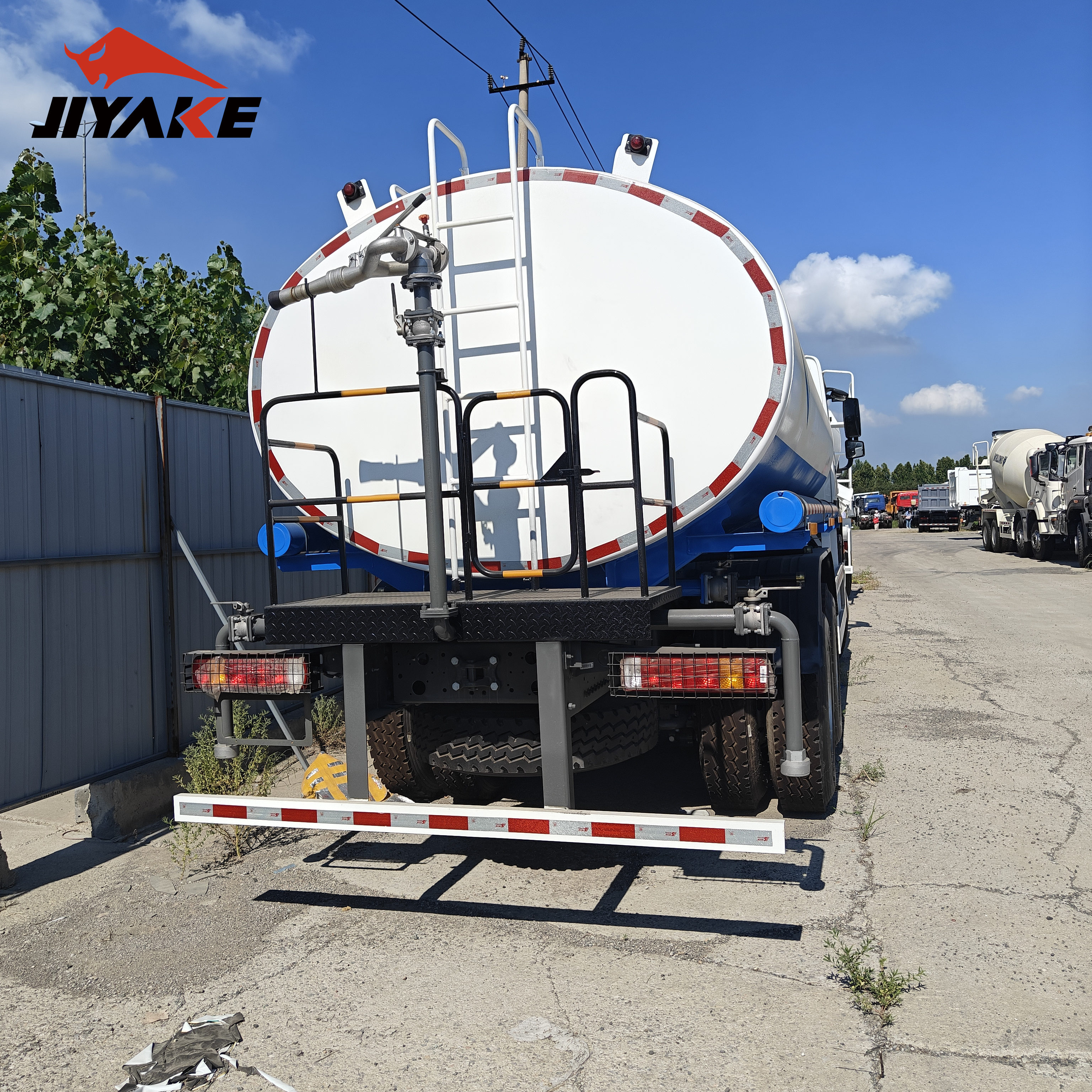 Tank Watering Ledwell Sinotruk HOWO Road Sprinkler Sanitation Vehicle 20000/30000L 6X4 Heavy Duty Tanker Drinking Sprinkler Water Truck Price