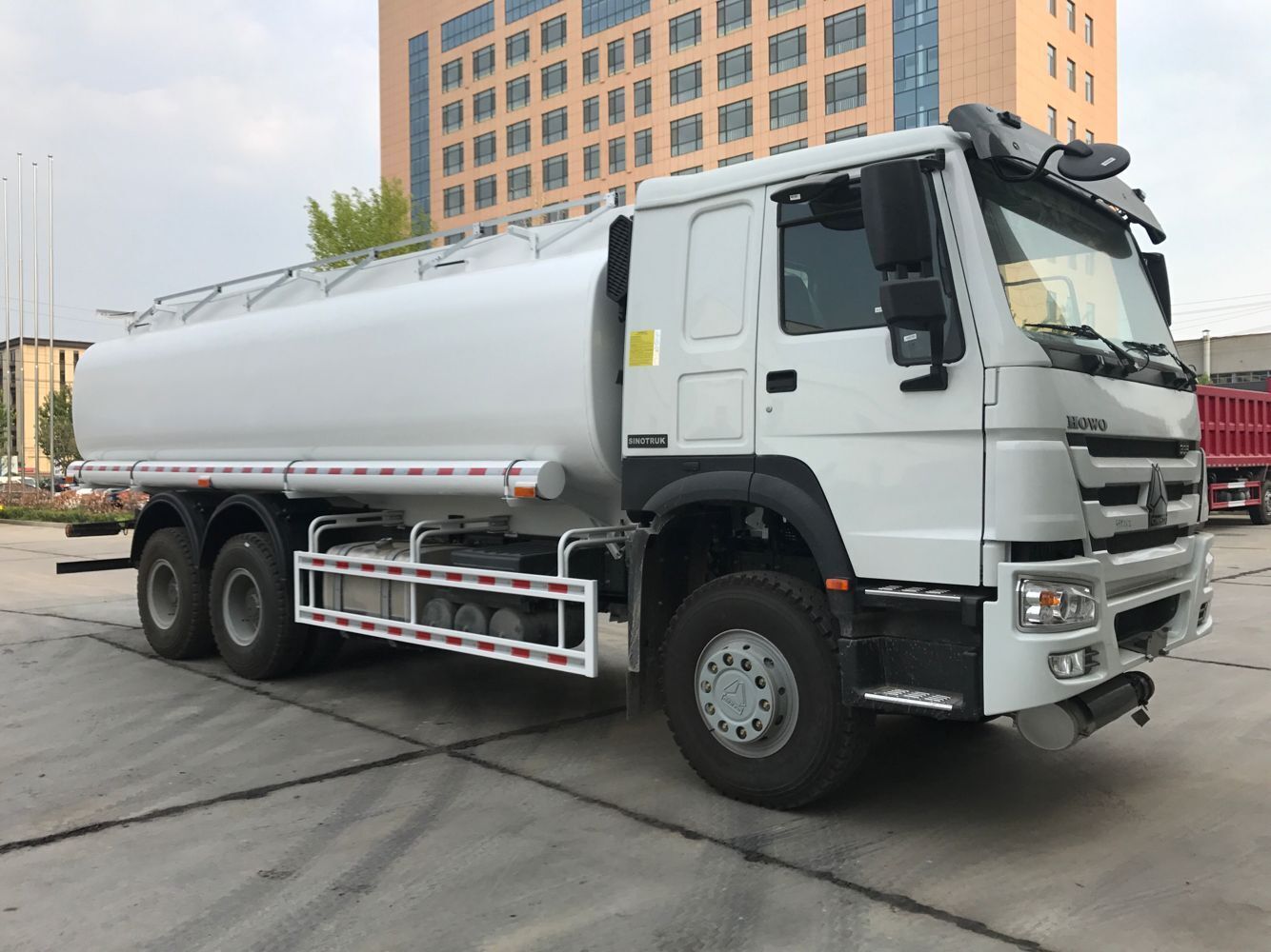 Fuel tanker truck