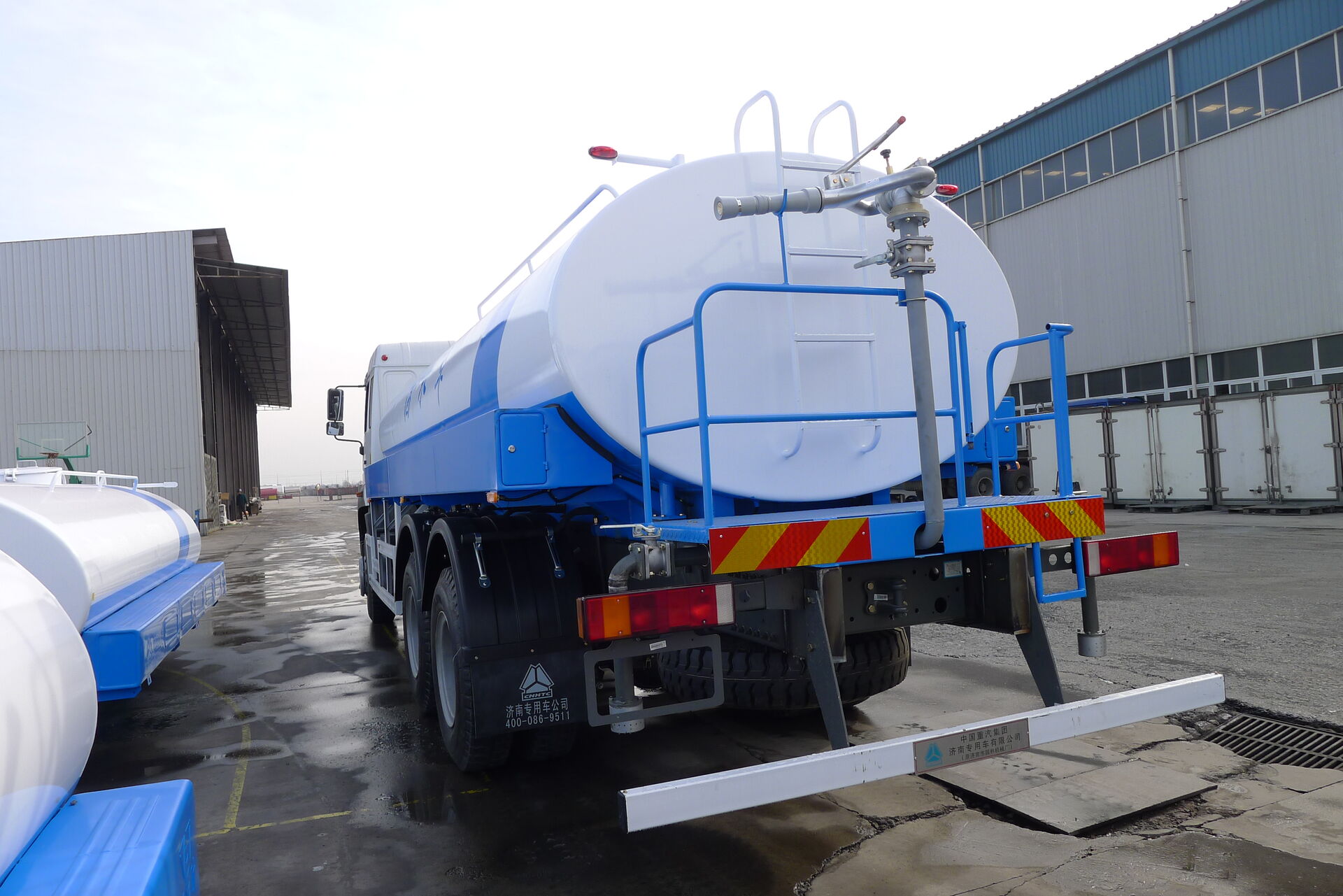 Sprinkler water truck