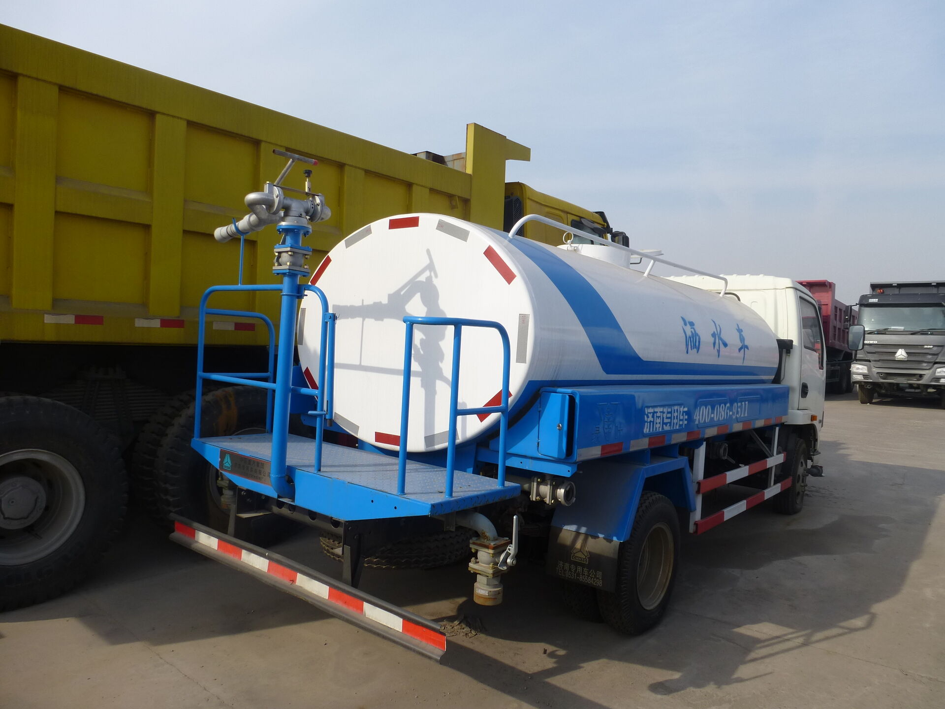 Sprinkler water truck