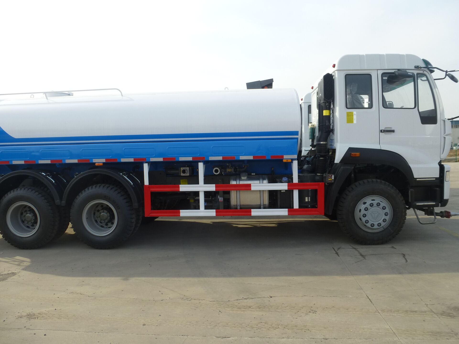 Sprinkler water truck