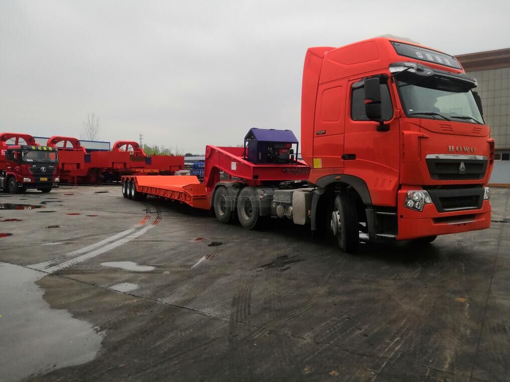 Detachable gooseneck lowbed