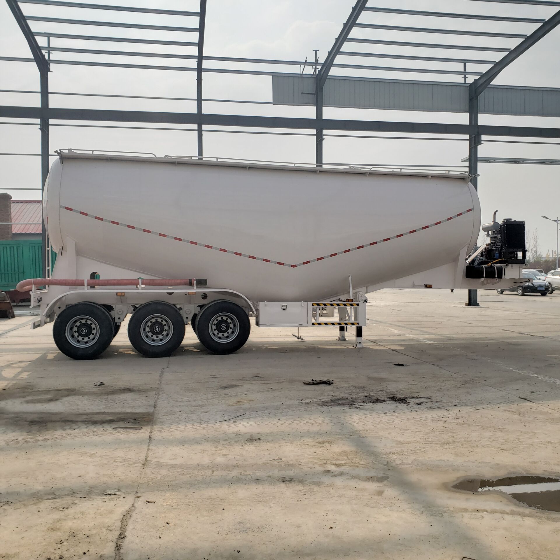 Cement bulker trailer