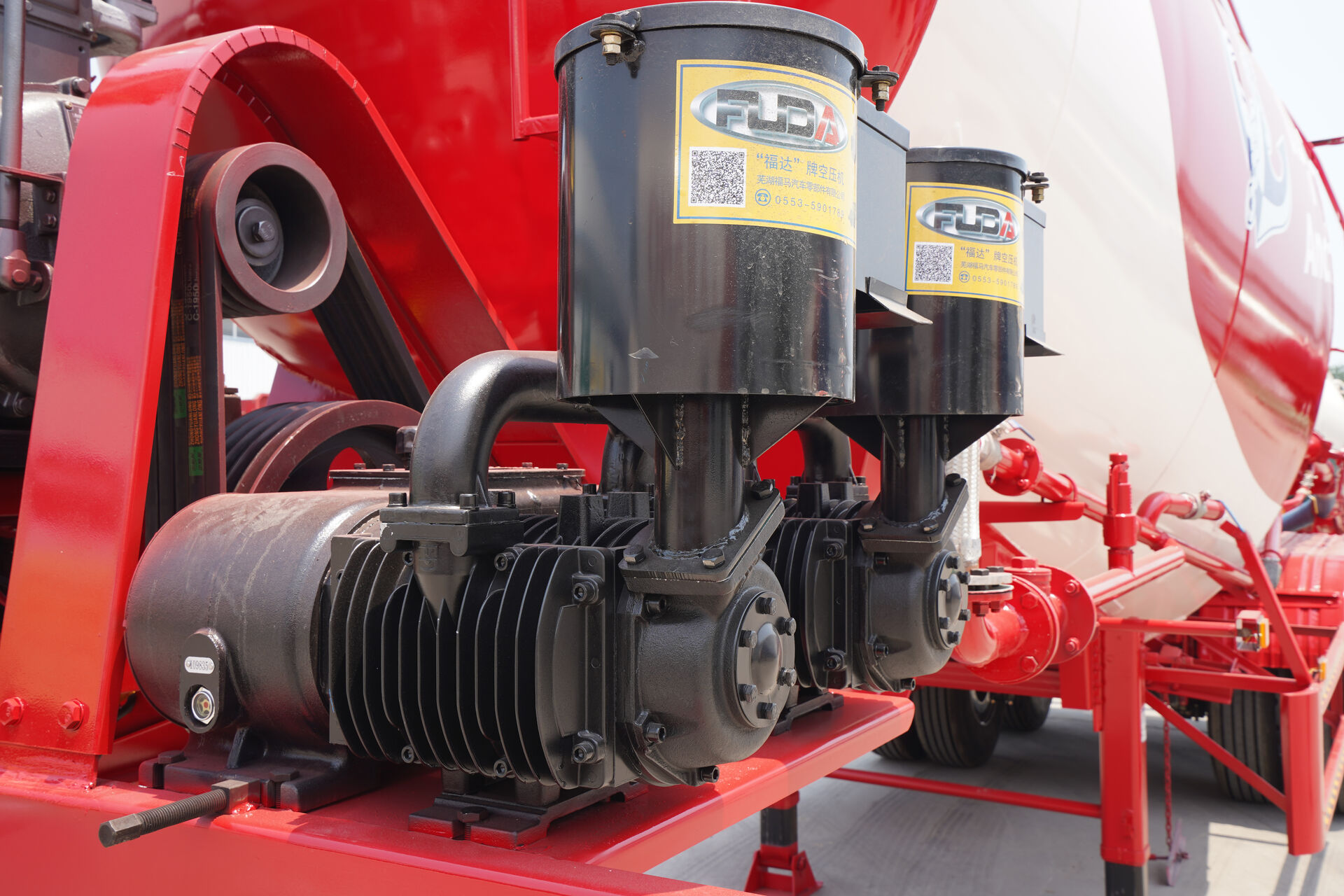 Cement bulker trailer