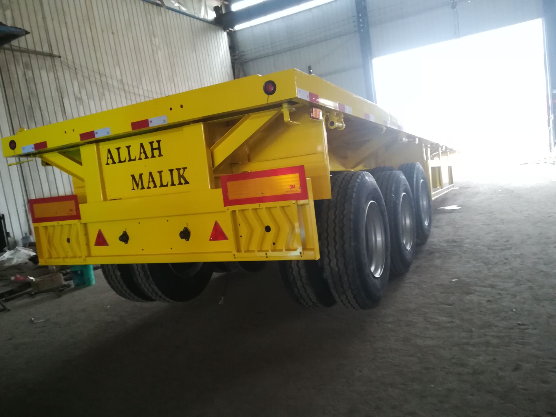 Flatbed semi trailer