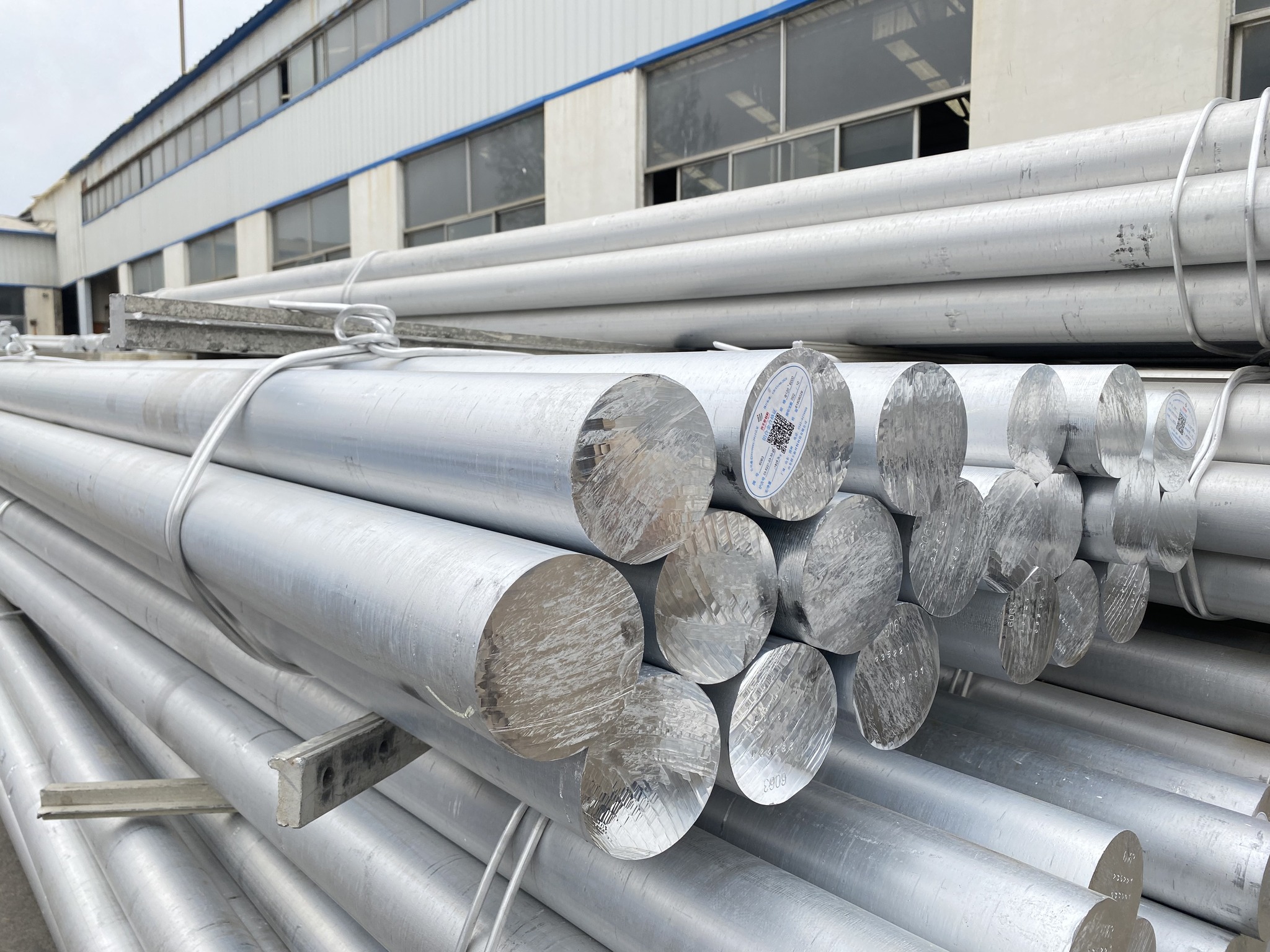 Alloy steel bar