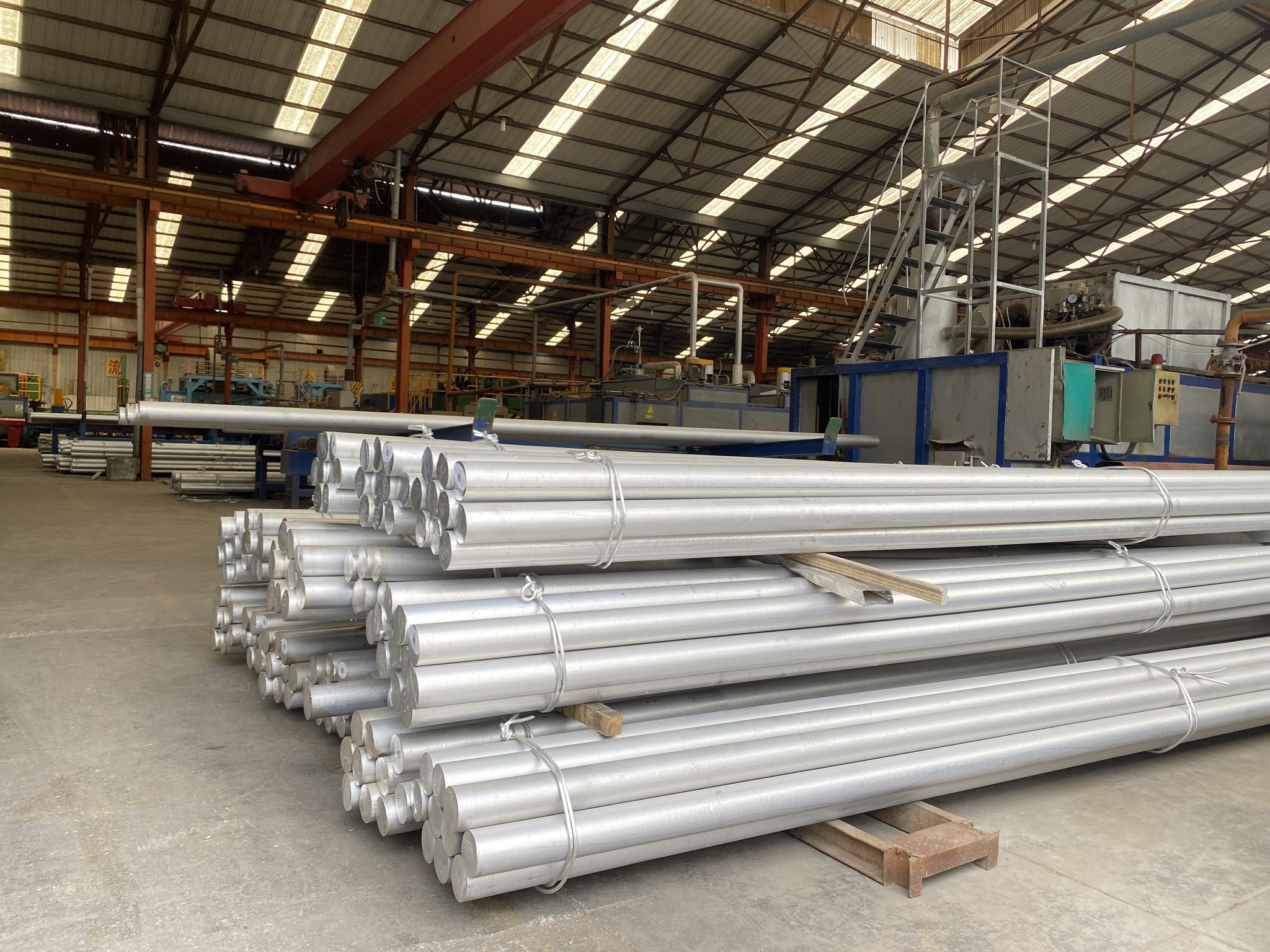 Alloy steel bar