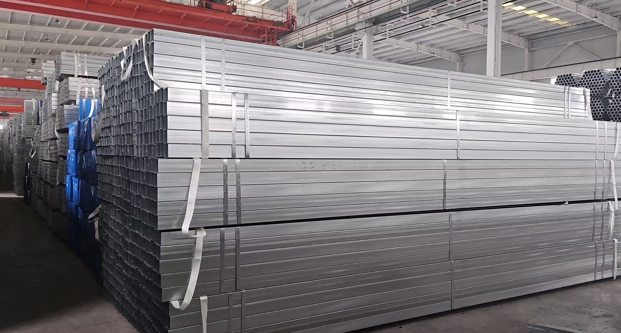 Emergency Notice! Hot-dip galvanized round and square pipes have been packed and the inventory is limited!