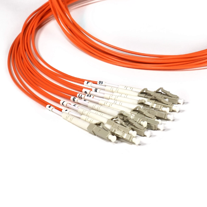 Conjunto de cable de fibra óptica multimodo para interiores/exteriores de longitud personalizada con funda de tracción Conjunto de cable de fibra óptica multimodo para interiores/exteriores de longitud personalizada con funda de tracción