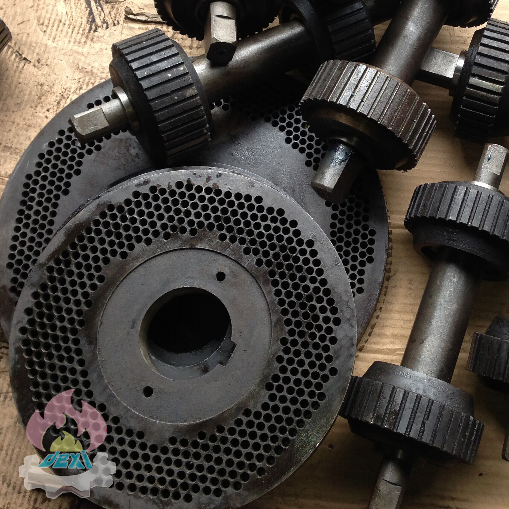 Flat die pellet machine die and rollers