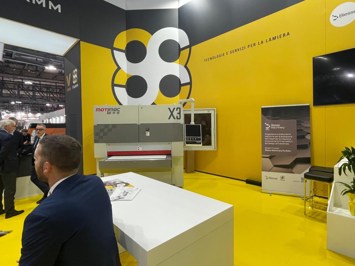 机器正面-远+人.jpg 机器正面-远+人.jpg