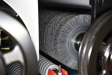 كيف يمكنني صيانة واستبدال الفرش الموجودة في ماكينة صنفرة الفرشاة؟