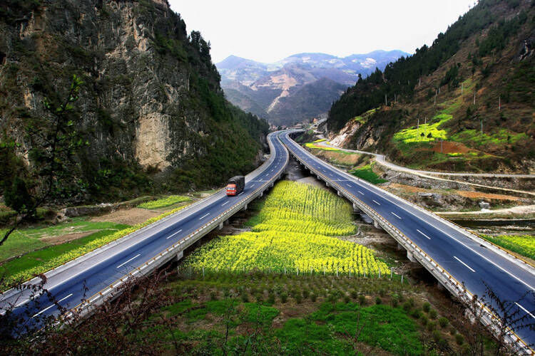 Advantages of installing GPS locators on cargo transport vehicles in the logistics industry