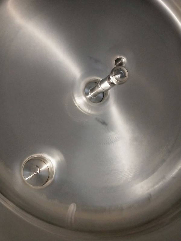 ​The inspection of fermenters before sending the container! Contact Tonsen for your brewery plan.