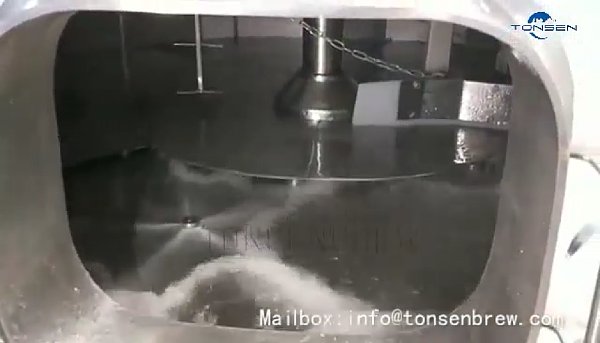 There are usually spent grains under the filter bed. At this time, our multiple backwash branches are rinsed at high pressure for better cleanliness.