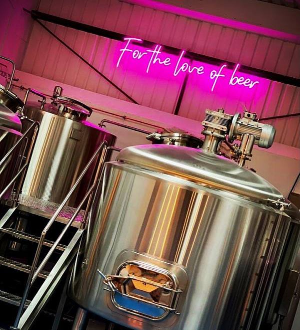 Tonsen UK customer's 10BBL brewery opened on last weekend, very good business! Enjoy delicious beer and food!