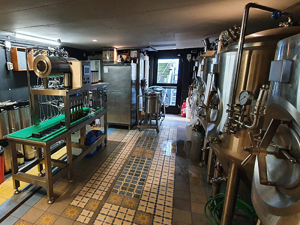 Bottle filling capping machine