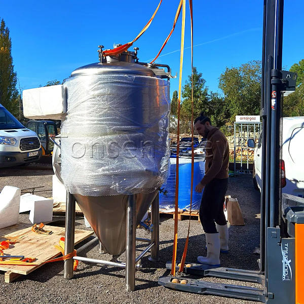 Reception of new 10 hectoliter fermenters to increase our production capacity! Let's go to fill them!
