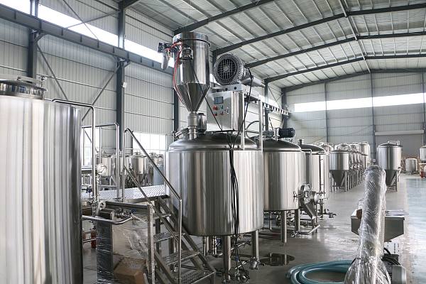 3 vessels brewhosue, mash/lauter/boil kettle/whirlpool, with cold water tank and hot water tank. 