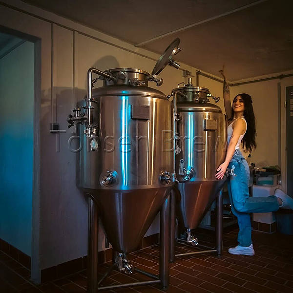 Pretty beauties with our shiny fermenters. Thank you Switzerland customers for good feedback on our fermentation tank.