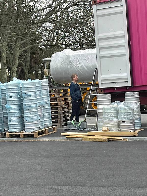 The 4000L fermentation tanks arrived at our customer's brewery smoothly, let's put these big guys out and install them!