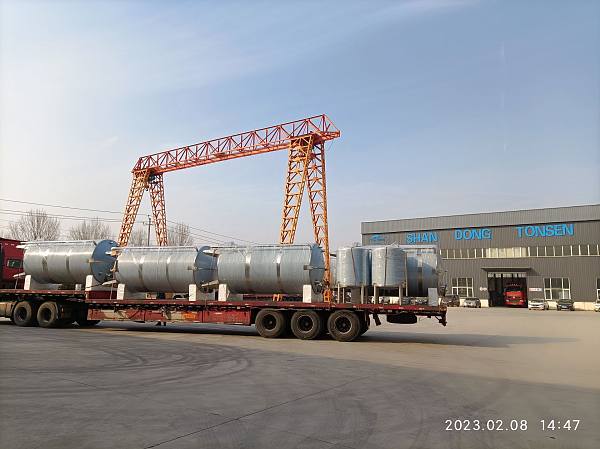 Busy shipping day!! These big tanks will arrive at our customers breweries soon!