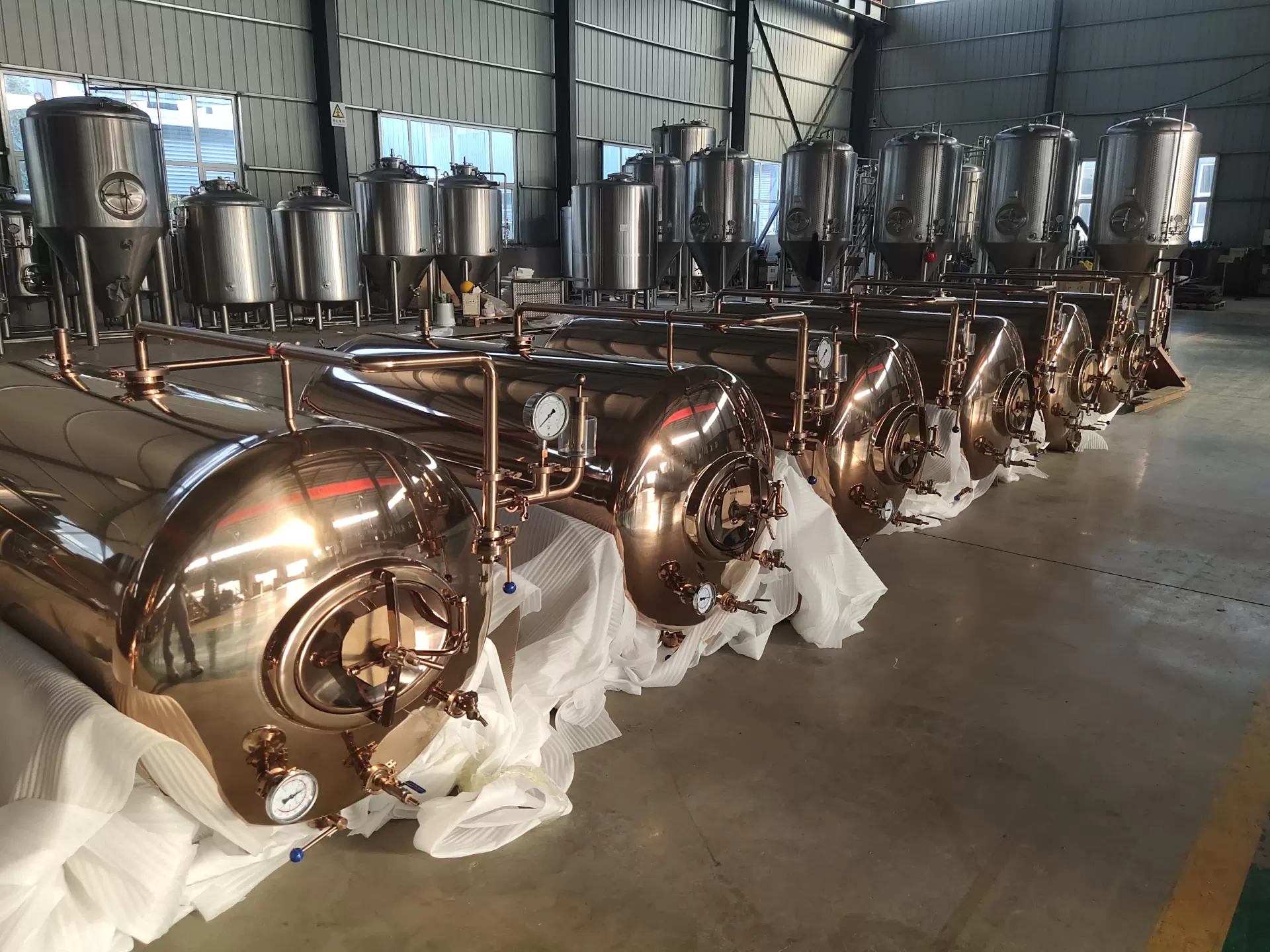 Horizontal bright beer tank