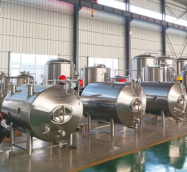 Horizontal bright beer tank