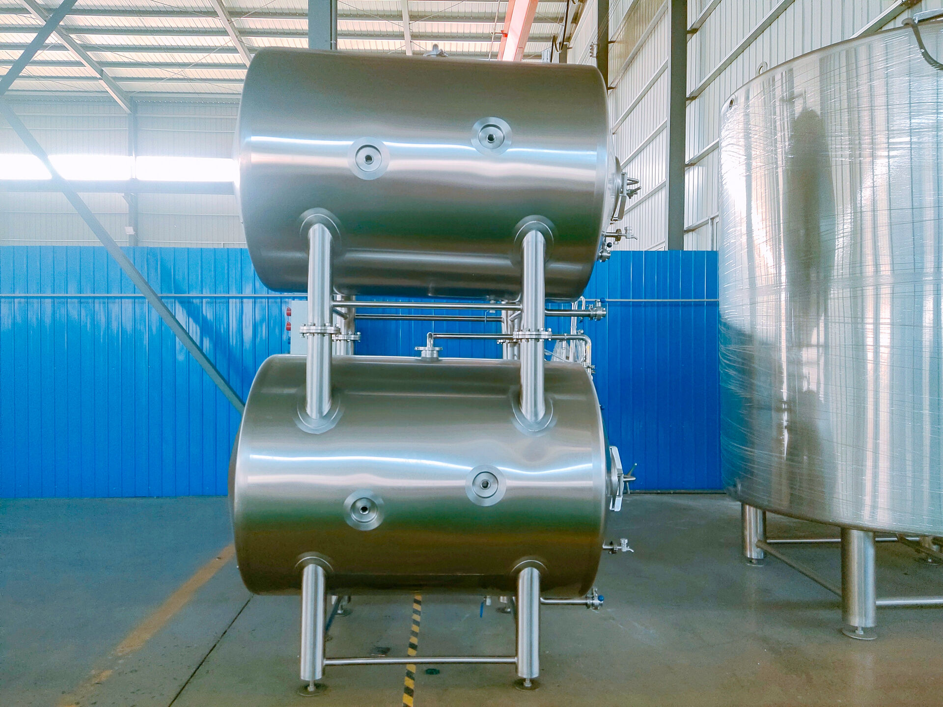 Horizontal bright beer tank