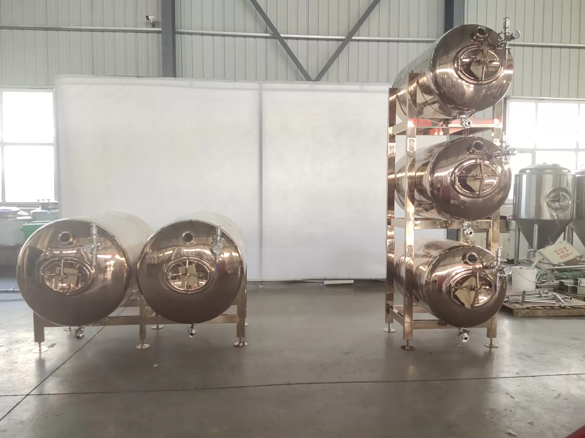Horizontal bright beer tank